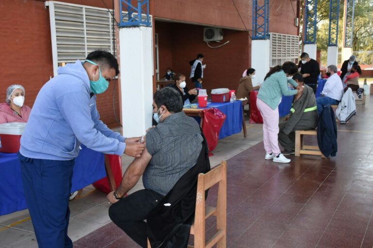 Insfrán reiteró la vacunación de las clases 61 a 65 en el interior provincial