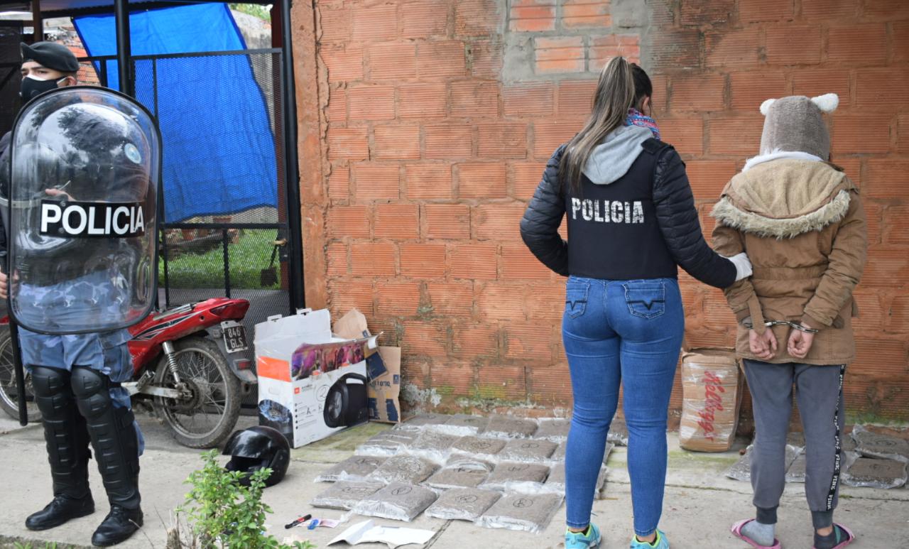 Detienen a una mujer y secuestran droga por más de un millón de pesos