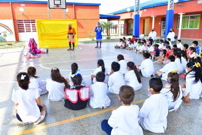 La compañía de teatro “Los de al lado” presentaron “Payesadas” en institución educativa