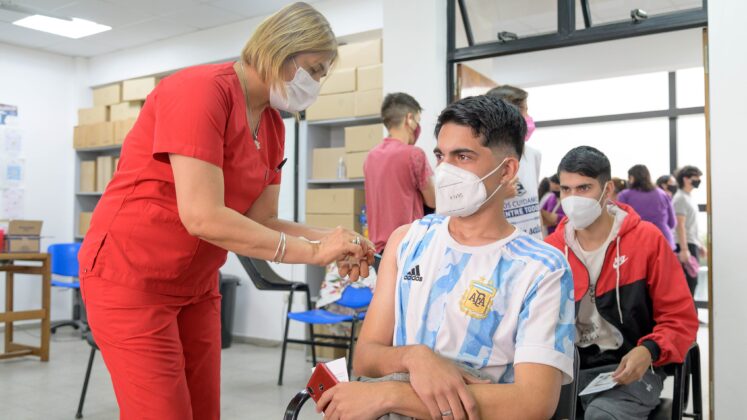 El gobernador Insfrán anunció la aplicación de la segunda dosis de las vacunas Astrazeneca y Covishield para residentes de Capital