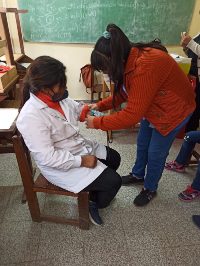 Operativo de Libreta de Salud Escolar en colonia aborigen