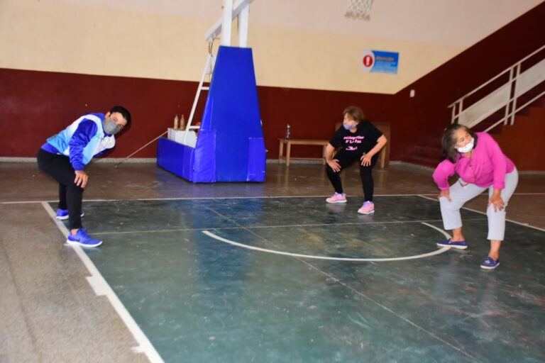 Los gimnasios terapéuticos continúan recibiendo adultos mayores en sus diversas sedes