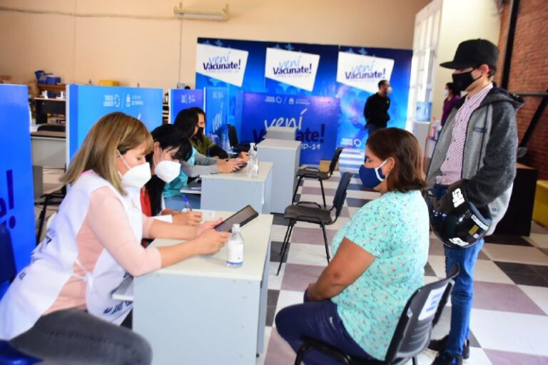 Se aplicaron más de tres mil dosis en el vacunatorio del Galpón C