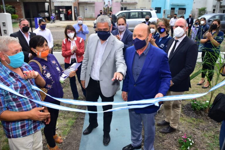 Insfrán y Ferraresi entregaron 294 viviendas y créditos Casa Propia