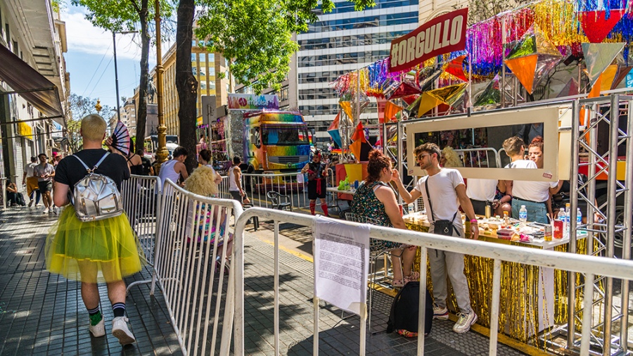Miles de personas recorren la feria del Orgullo y reclaman una Ley Integral Trans