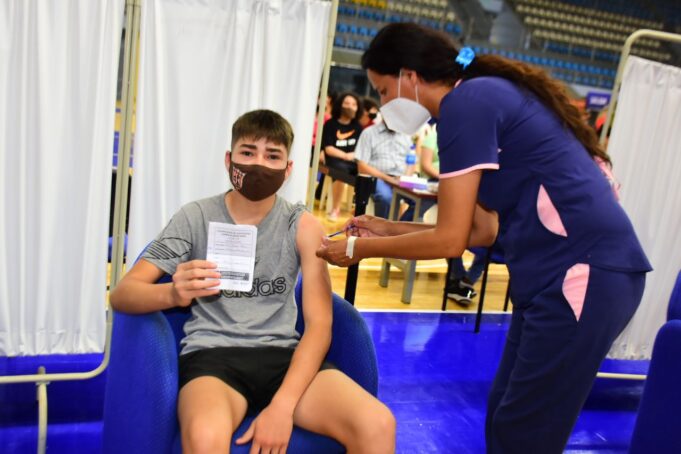 Adolescentes capitalinos recibieron la tercera dosis de refuerzo contra el COVID 19