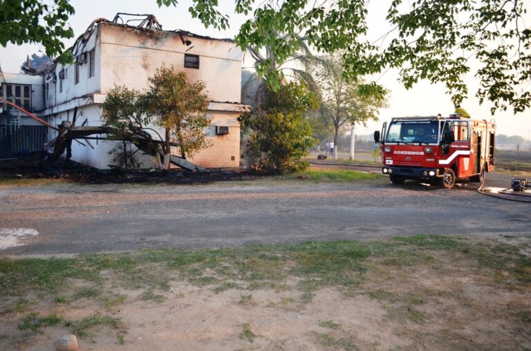 Incendio de pastizal a la vera de la RN 81 se propagó hacia el Hotel Portal del Oeste