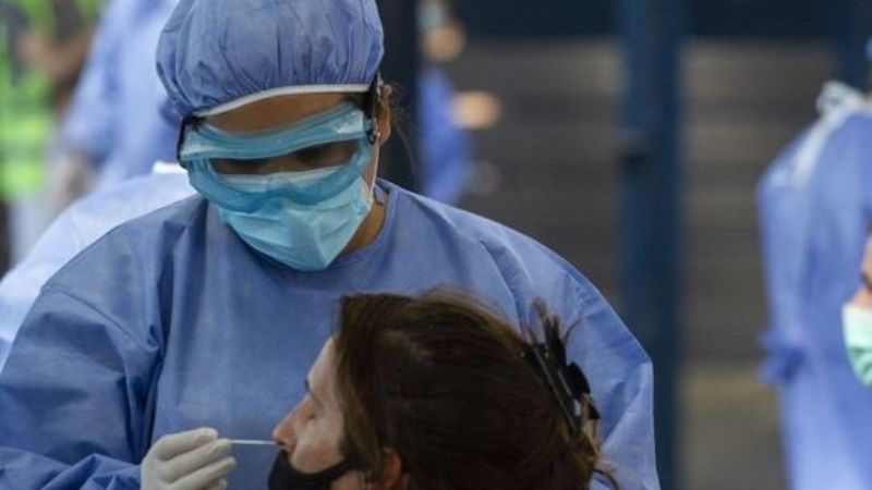 El Gobierno estimó cuándo comenzarán a bajar los contagios de coronavirus