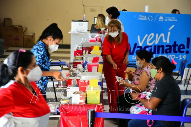 Masiva concurrencia al vacunatorio fijo del Galpón C