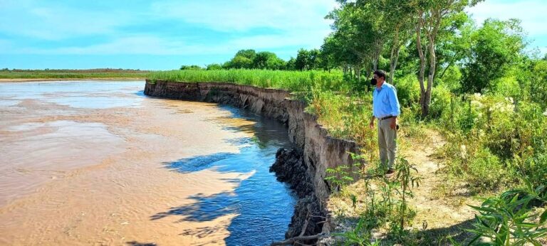 Desde Subteniente Perín advierten sobre la embestida del Rio Bermejo que avanza sobre la RN 95 del lado del Chaco