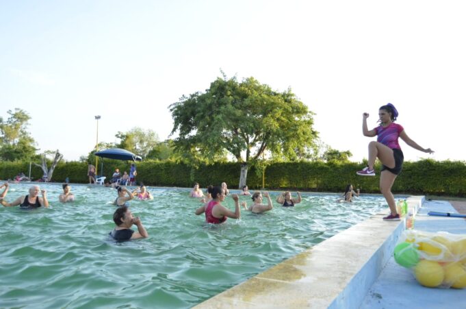 El verano en Pirané se disfruta con la colonia de vacaciones y la escuela de natación