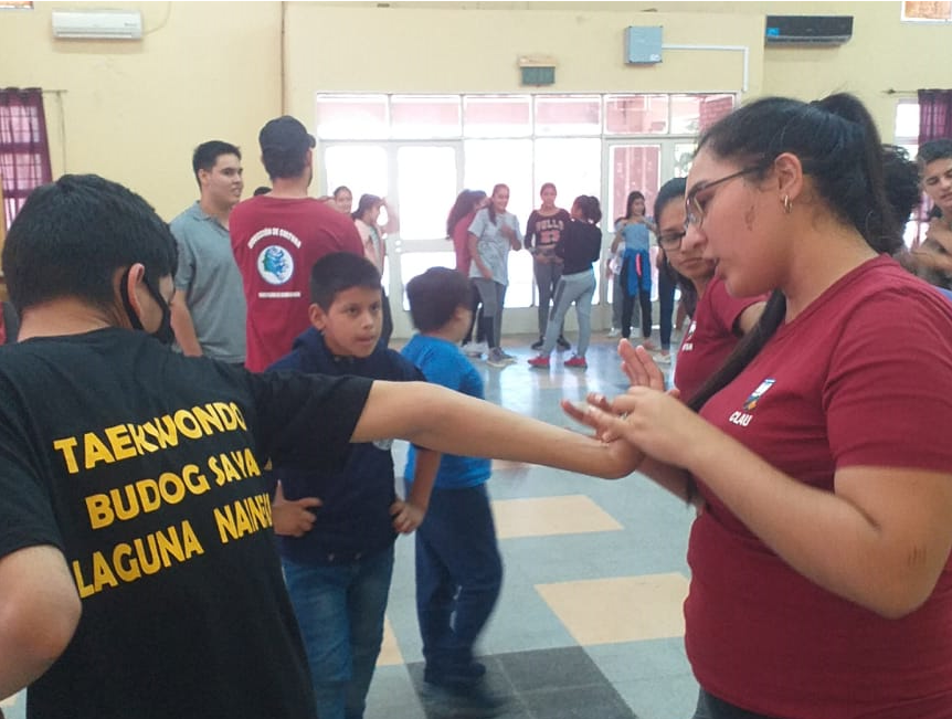 Capacitan a mujeres en defensa personal urbana