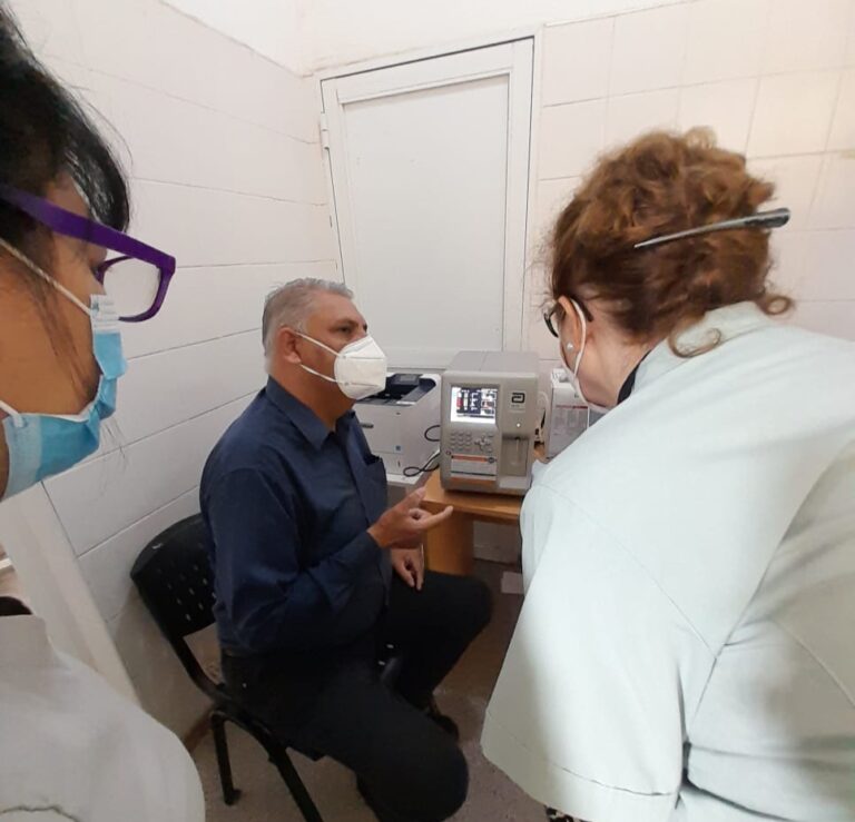 Los hospitales de Pozo del Tigre y de Palo Santo recibieron nuevos equipos para el servicio de laboratorio