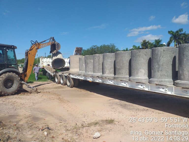 Trabajo en conjunto entre Vialidad Provincial y Municipio, ante emergencia hídrica en la localidad de Pirané