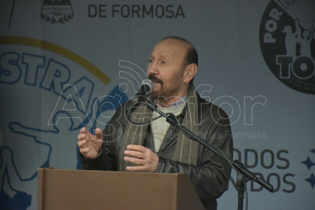 Insfrán informó que el lunes inicia el cronograma de haberes con medio aguinaldo y aumento