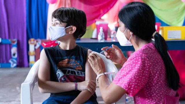 Remarcan importancia de que los niños reciban el refuerzo de la vacuna contra el COVID-19