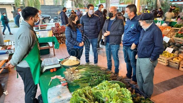 En su recorrida por los puntos de venta, redobló su compromiso de fortalecer este tipo de políticas alimentarias en la provincia.