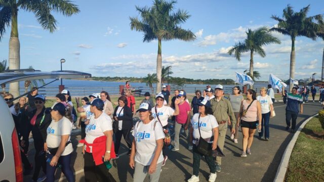 Por el Día del Jubilado hubo caminata en la Costanera