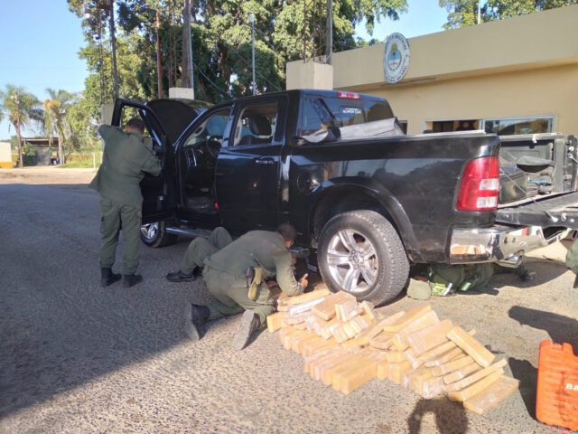 Detectan 121 kilos de marihuana en un doble fondo de una camioneta