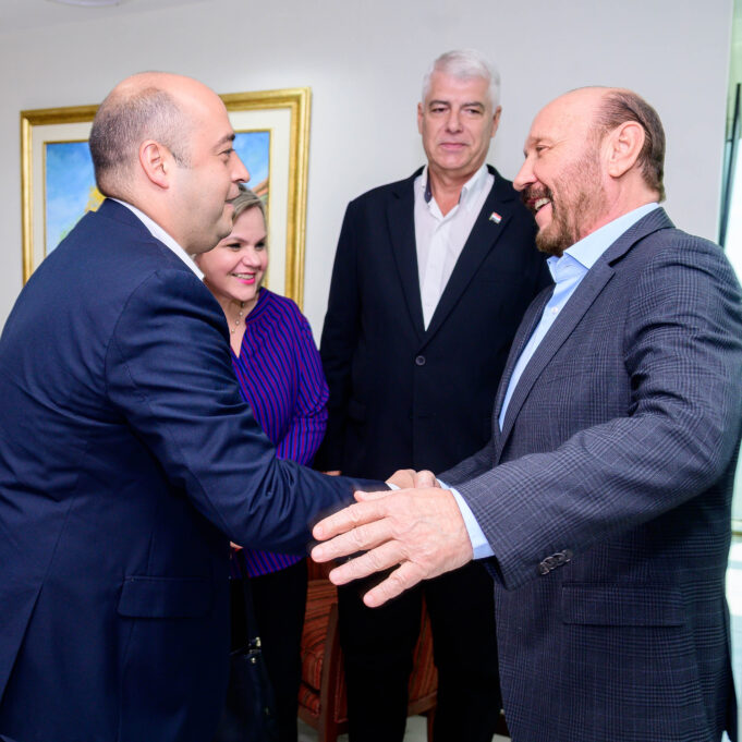 Insfrán recibió a autoridades de Paraguay