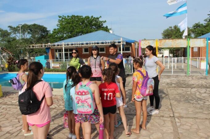 Solalinde destacó que “la colonia de vacaciones lleva alegría a los niños y niñas” de Riacho He Hé