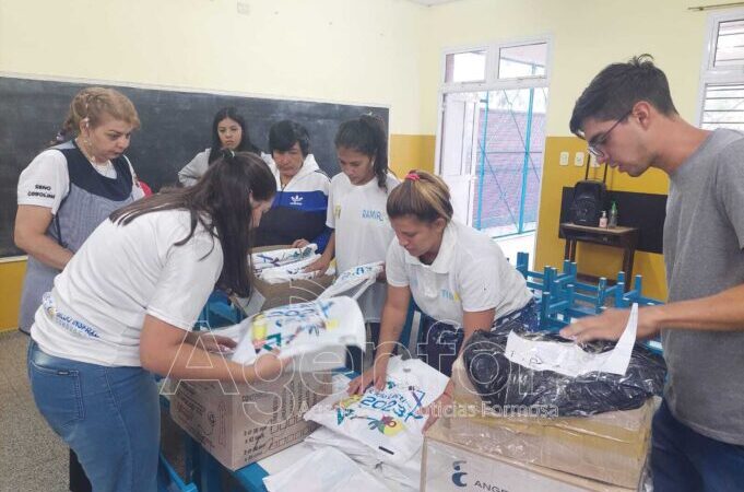 Avanzó la distribución de kits escolares a las unidades educativas de la Capital