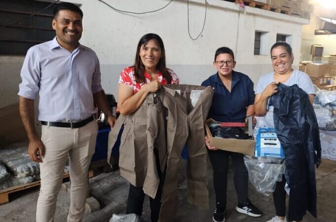 Entrega de indumentaria a trabajadores que cumplen funciones de atención a la comunidad