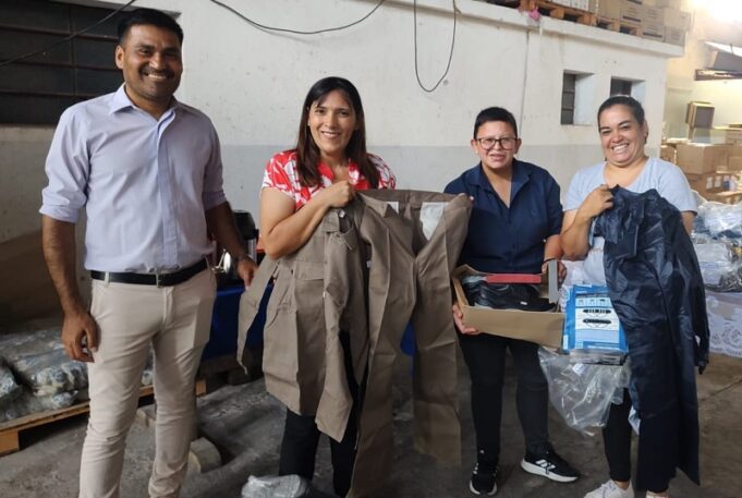 Entrega de indumentaria a trabajadores que cumplen funciones de atención a la comunidad
