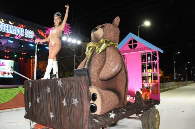 Con más de ocho mil asistentes, Ibarreta abrió su primera noche carnavalera