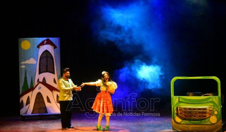 La XXXII Fiesta Provincial del Teatro tuvo su apertura oficial este jueves 16, en el Teatro de la Ciudad.
