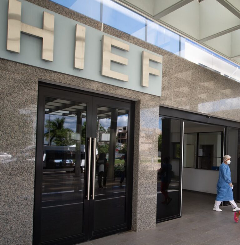 El Hospital Interdistrital Evita recibió equipamiento para las residencias oftalmológicas