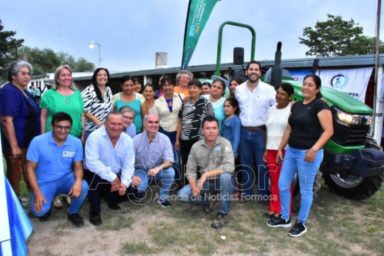 Diakovsky: “Con la entrega de tractores se reconoce y acompaña la labor de las mujeres rurales paipperas”