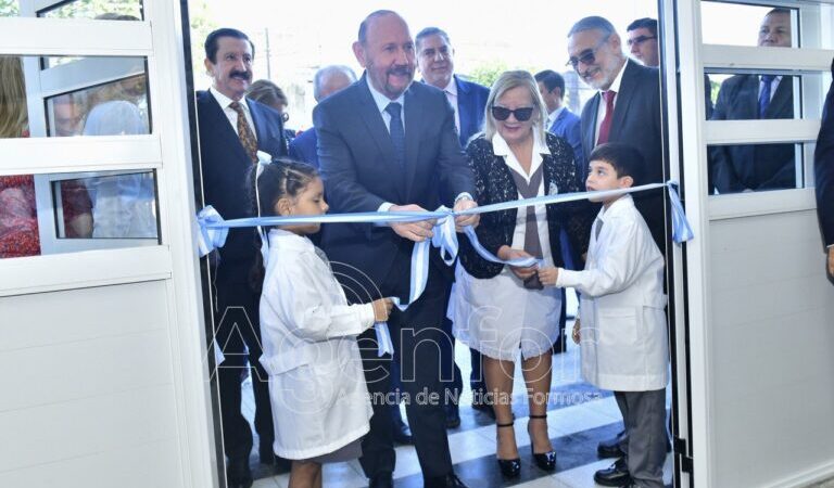 El Gobernador habilitó dos escuelas en el barrio República Argentina