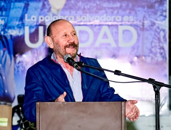 El Gobernador entregó maquinarias y mantuvo un encuentro con los trabajadores viales