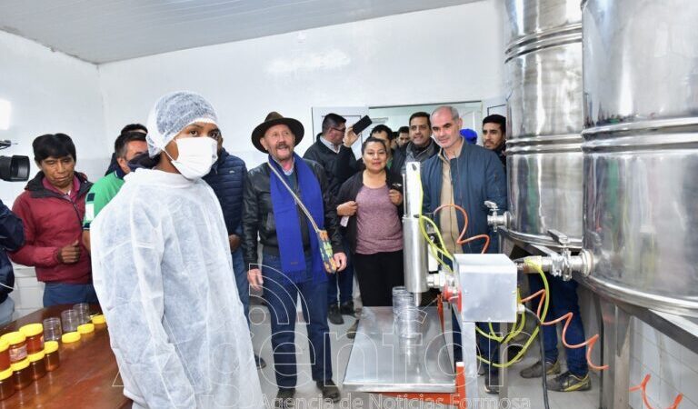 Al visitar el predio del PROAPE, Insfrán dejó inaugurada la fábrica de harina de algarroba