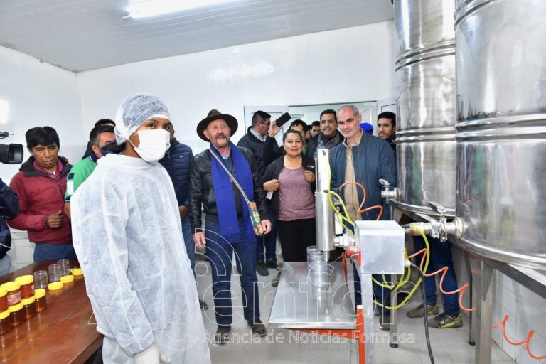 Al visitar el predio del PROAPE, Insfrán dejó inaugurada la fábrica de harina de algarroba