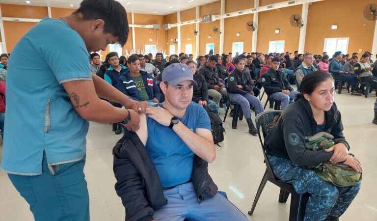 Brigadas de vacunadores están inmunizando al personal de las instituciones del Gobierno provincial
