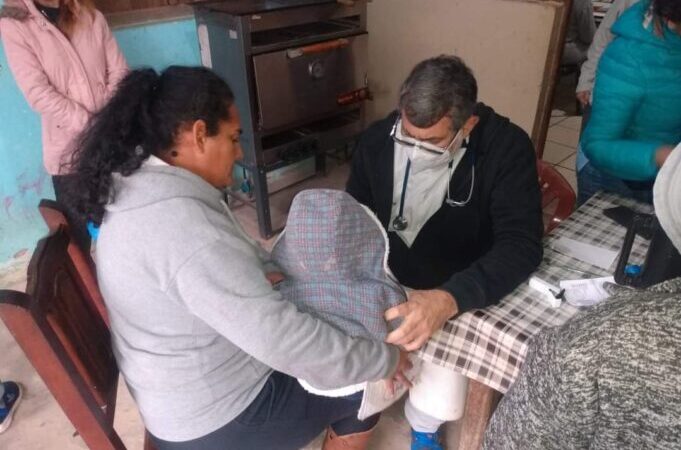 Familias de los barrios de Las Lomitas siguen recibiendo en sus barrios numerosas prestaciones de salud