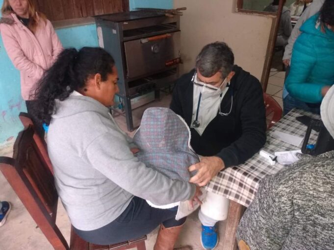 Familias de los barrios de Las Lomitas siguen recibiendo en sus barrios numerosas prestaciones de salud