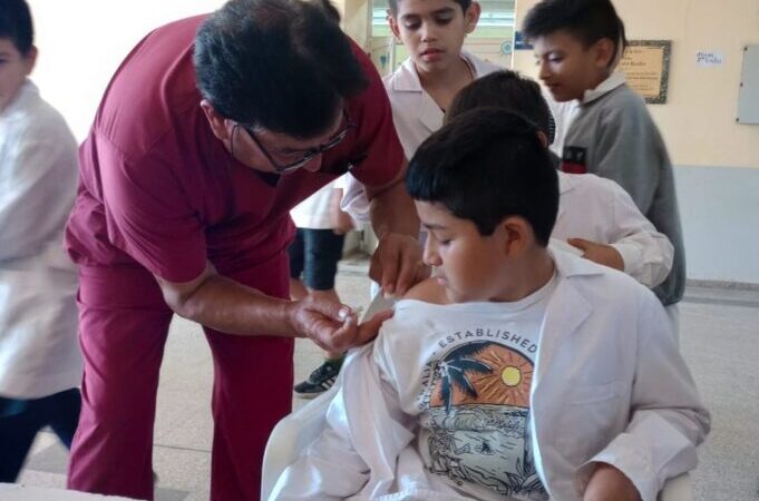 En escuelas del interior acentúan la aplicación de vacunas de calendario para niñas y niños de 11 años