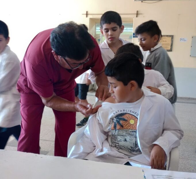 En escuelas del interior acentúan la aplicación de vacunas de calendario para niñas y niños de 11 años