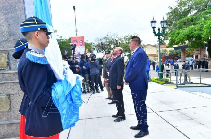 El Gobernador encabezó el acto por el Día de la Bandera en el mástil municipal