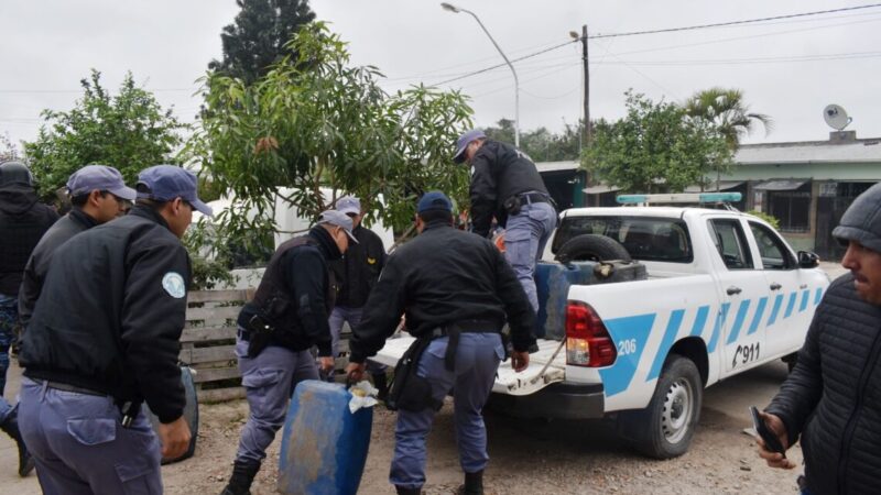 La Policía secuestró más de 2700 litros de combustible ilegal y fue atacada por un grupo de personas en el barrio Las Orquídeas
