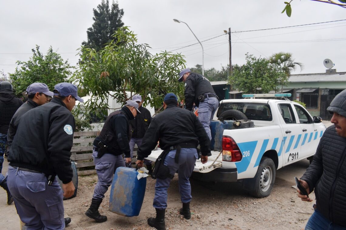 La Policía secuestró más de 2700 litros de combustible ilegal y fue atacada por un grupo de personas en el barrio Las Orquídeas