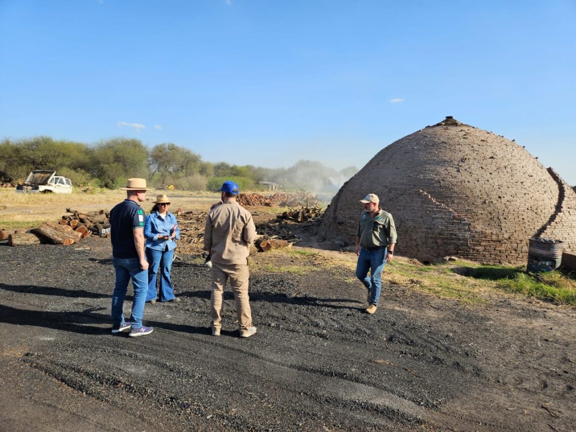 El ministro García visitó a una familia productora de Subteniente Perín