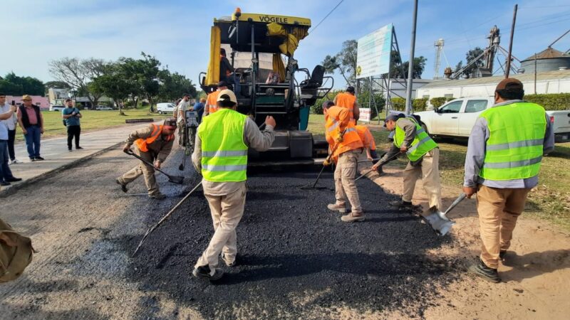 El Colorado: Avanzan los trabajos de repavimentación del acceso principal