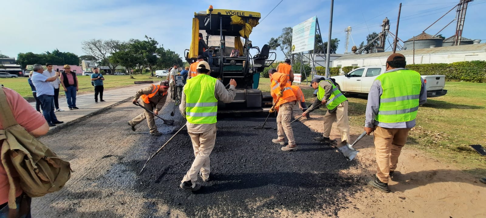 El Colorado: Avanzan los trabajos de repavimentación del acceso principal