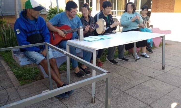Pacientes de salud mental disfrutan con entusiasmo del taller de música