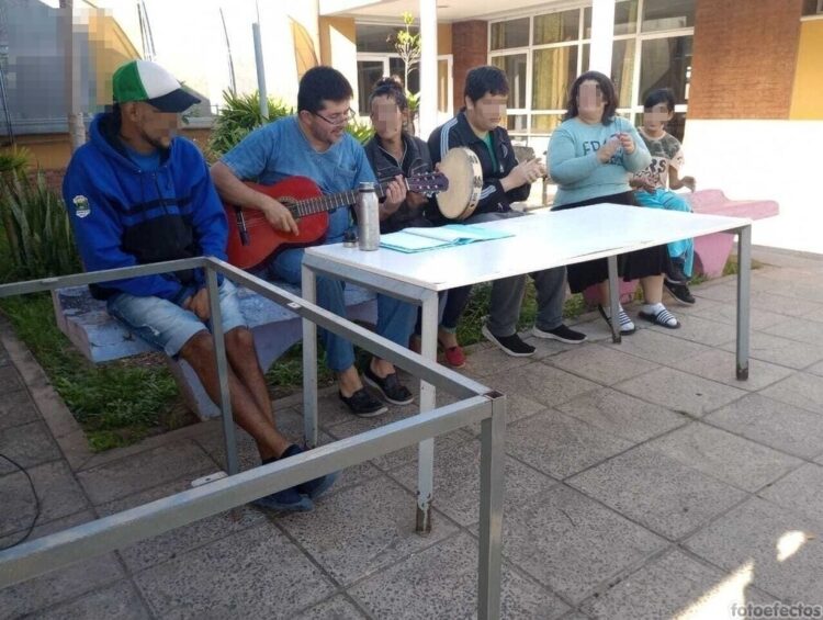 Pacientes de salud mental disfrutan con entusiasmo del taller de música