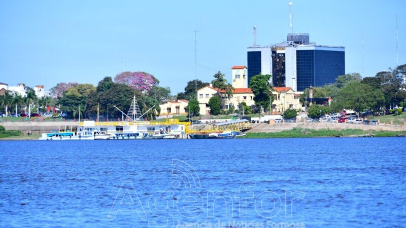 Lento descenso del río Paraguay en el puerto local